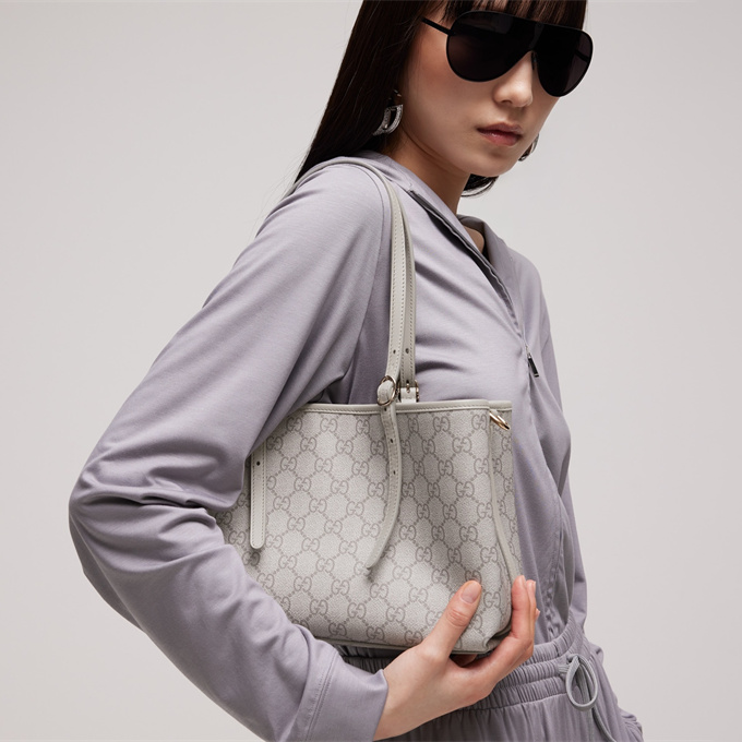 9a+ quality gucci emblem medium tote bag #815214